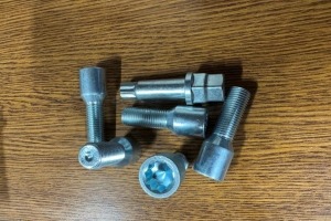 Болт конус 14х1.5х33 шестигранник Torx Italy
